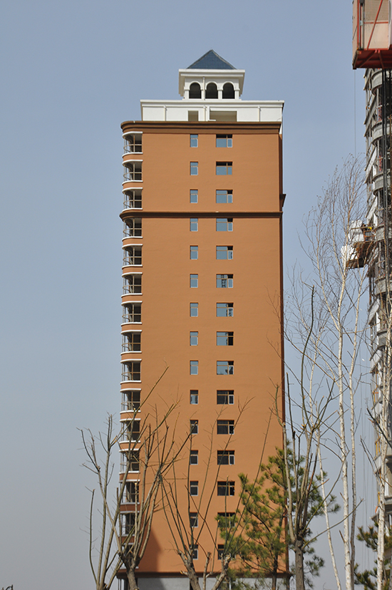 千禧御东画卷二期9号楼外立面粉刷完毕部分玻璃安装完毕