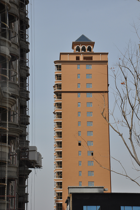 千禧御东画卷二期10号楼外立面粉刷完毕部分玻璃安装完毕