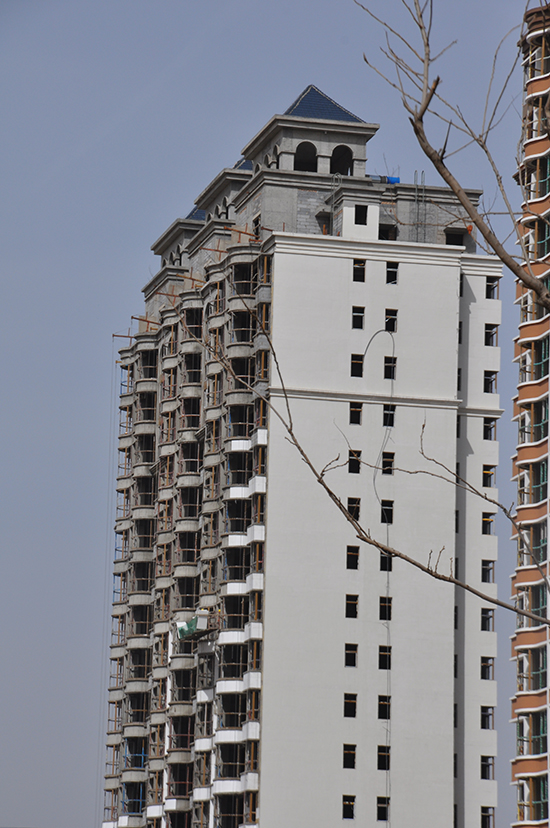 千禧御东画卷二期11号楼处于粉刷楼体外立面阶段