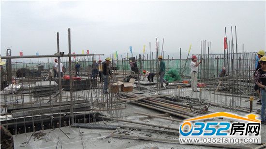 工人师傅在做封顶前最后的准备