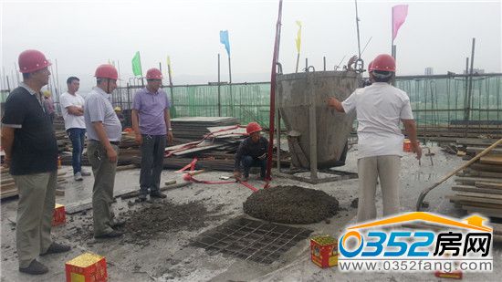 最后一方土运送到楼顶