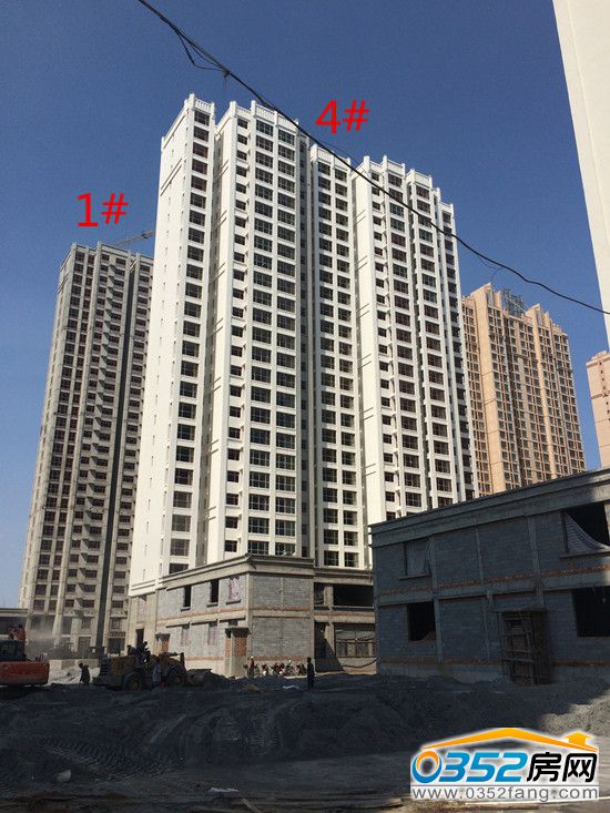 金水湾工程实景图1#二次结构和窗户已经完工了,正在准备铺地暖。4#地暖已铺完,正在做防火门窗