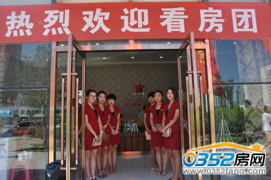 东方名城·好旺角工作人员 东方名城·好旺角工作人员面带笑容欢迎着每一位顾客