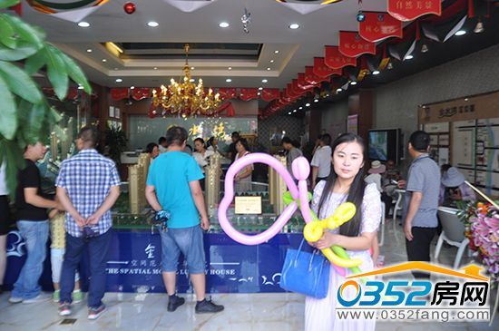 金水湾售楼中心 购房者络绎不绝前来询问