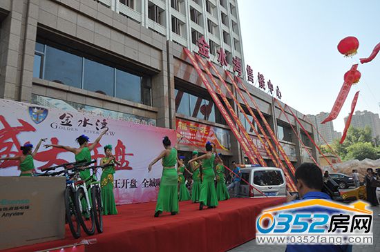 吹葫芦丝和舞蹈表演