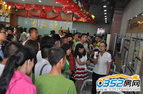 金水湾销售顾问为购房者讲解
