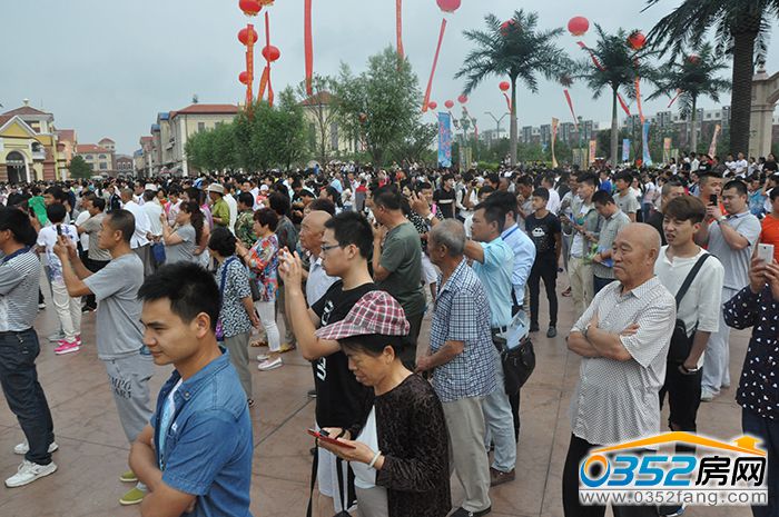 16140318e1f06bc0022137.jpg 园内人很多.JPG