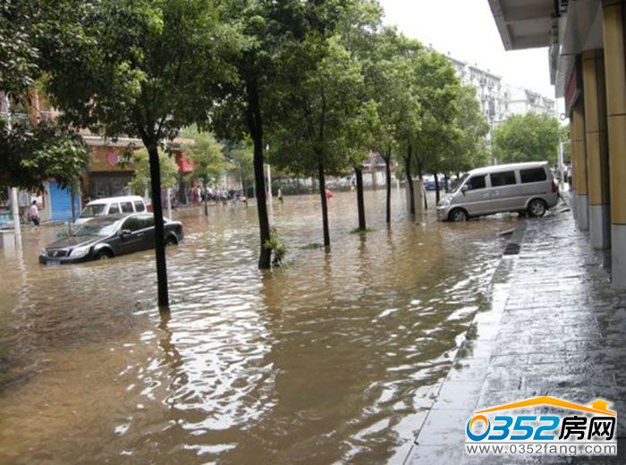 161558195ac3ae115d9268.jpg 洪涝下车无法上路.jpg