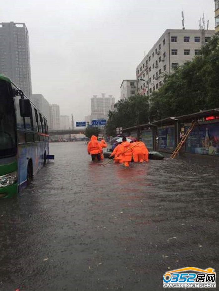 1914574315e4fc6d109468.jpg 暴雨下消防官兵营救.jpg