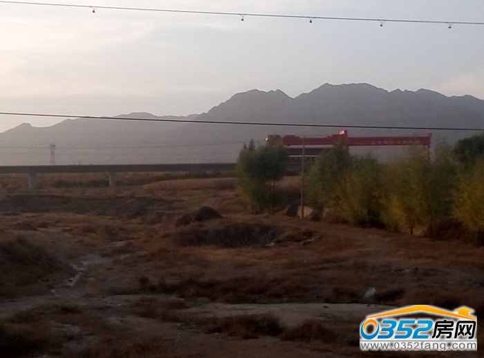 181125013254346c783174.jpg 远处是正在上梁的大张高铁天镇张家庄段.jpg