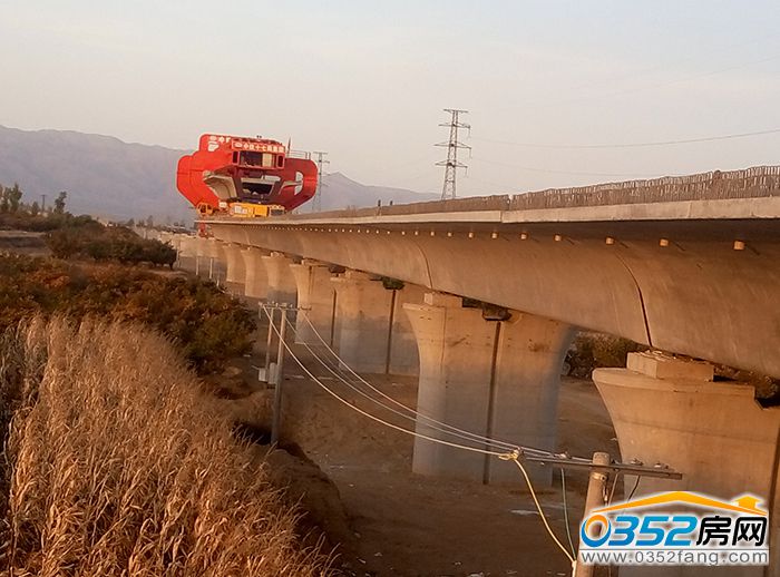 18113416574e485a954222.jpg 高铁下面还有没完全收拾的庄稼。.jpg