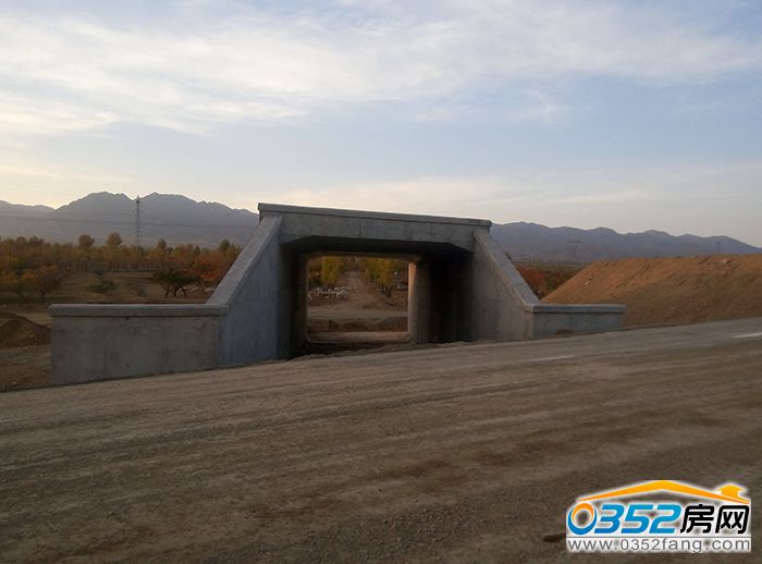 181135405e465887099415.jpg 桥涵,南北隔开了一条田间小路,貌似以后可以通人。.jpg