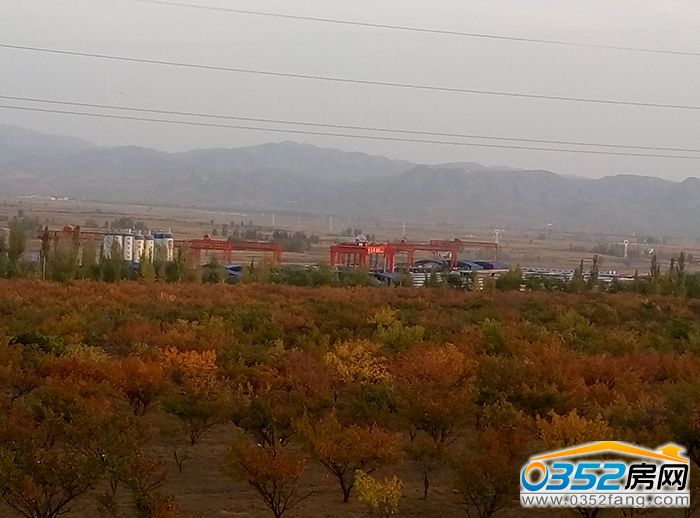 18115520742537f7087728.jpg 远处是离高铁线三百米位于省道201南的制梁现场..jpg