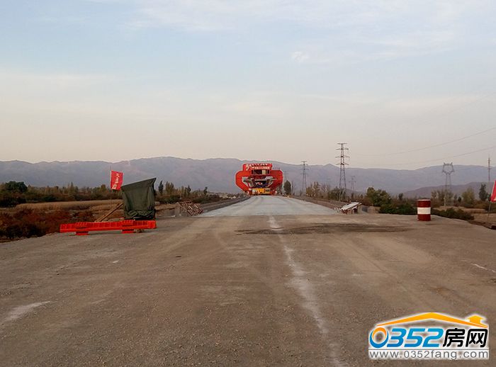 18120150b81ae3fe717937.jpg 远处的庞然大物,上梁全靠它了..jpg