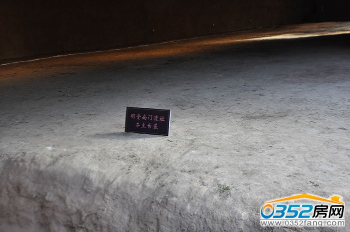 20114003aac078880a5223.jpg 明堂南门夯土台基 (2).jpg