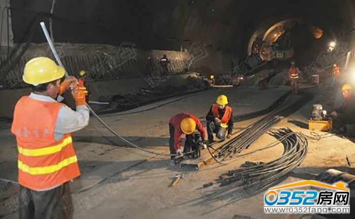 031640350f2f4091ca0745.jpg 工人架钢结构.jpg