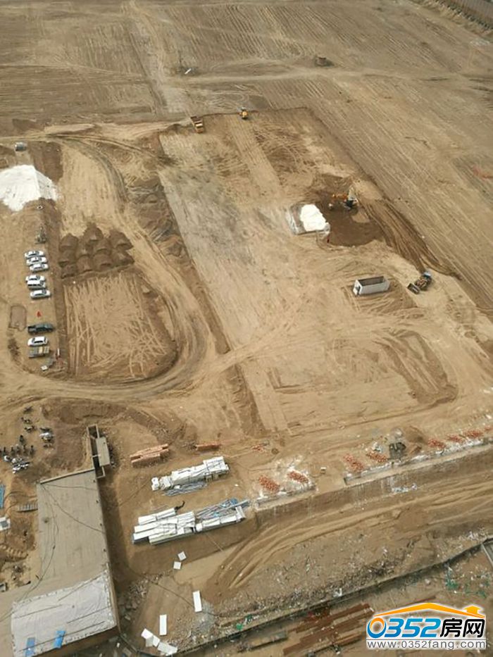 221703263ca48365391563.jpg 教学楼西侧,应该是操场.jpg