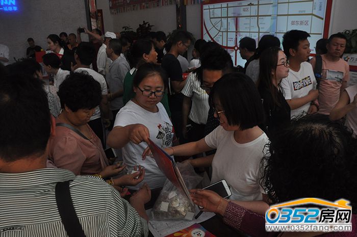 271745558a1da2eb079638.jpg 网友领取万象城纪念品700.jpg