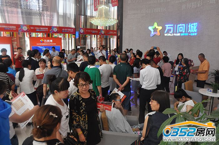 27174642db269dd1646094.jpg 网友参观万向城沙盘700.jpg