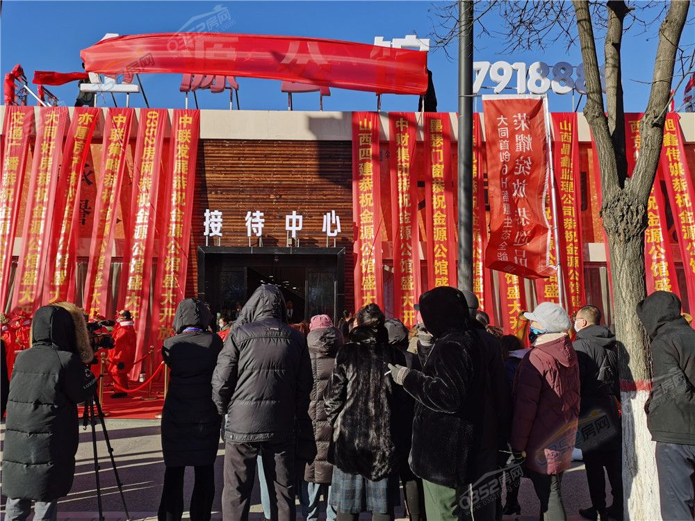 161639514844e8d89a9796.jpg 等待售楼部开放的宾客.jpg