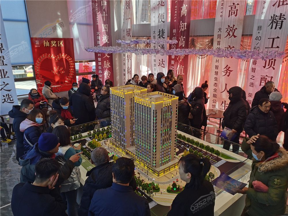 1616422821c50b46aa8403.jpg 观看沙盘的宾客.jpg