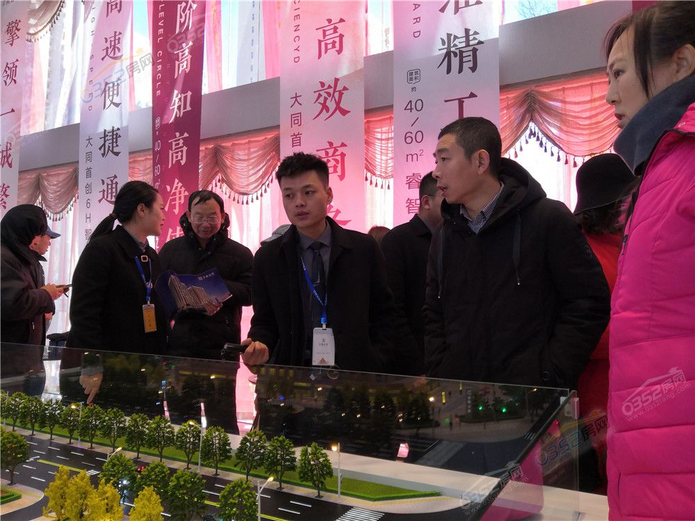 161642493e1b52bd196845.jpg 置业顾问现场讲解.jpg