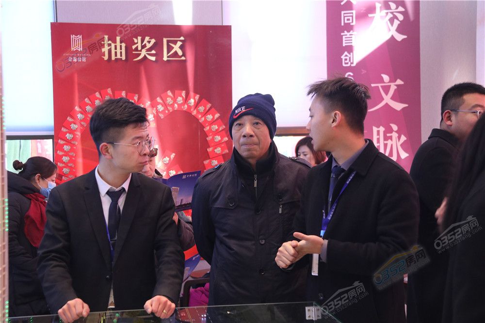 16164256b1b59fc56b8892.jpg 置业顾问现场讲解 (2).jpg