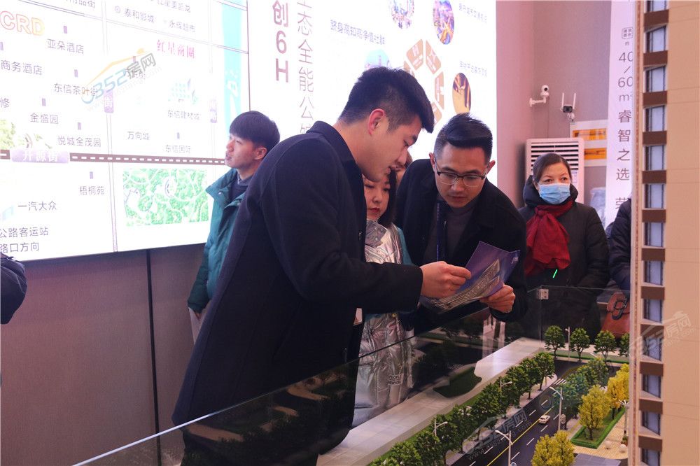 161643062225f480534371.jpg 置业顾问现场讲解 (3).jpg