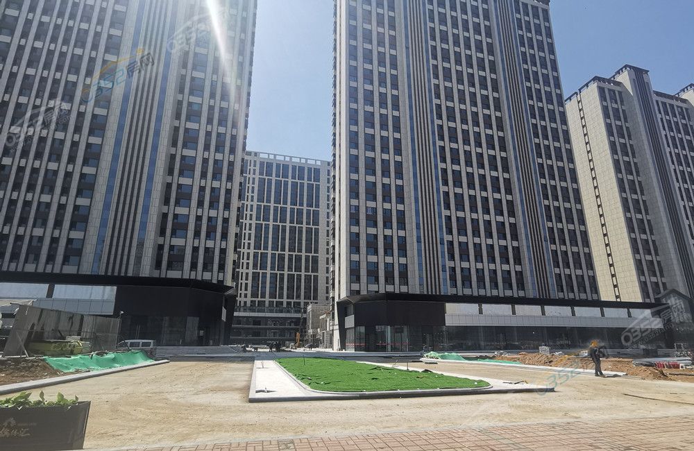 绿地缤纷汇北侧部分围挡已拆 住宅即将交房!